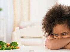 HOW TO ENCOURAGE A FUSSY EATER TO EAT A child refusing eating vegetables
